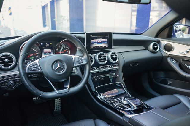 AMG、里程5萬多、渦輪增壓、電動座椅、自動停車、天窗、倒車顯影、免KEY、換檔撥片、電動腰靠、空力套件  第11張相片