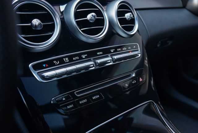 AMG、里程5萬多、渦輪增壓、電動座椅、自動停車、天窗、倒車顯影、免KEY、換檔撥片、電動腰靠、空力套件  第14張相片