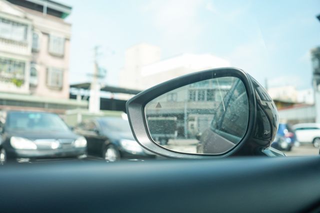 20S P版、白色貼紫色膜、里程僅跑1萬多、環景、電動座椅、ACC跟車、盲點、免KEY、抬顯、藍牙、整備中  第10張相片