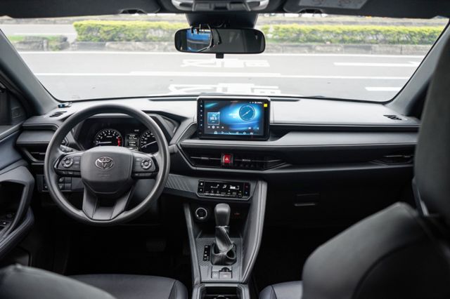 享樂版、里程僅跑1萬多、ACC跟車、免KEY、方向盤快控、車偏警示、原鈑件、整備中  第7張相片