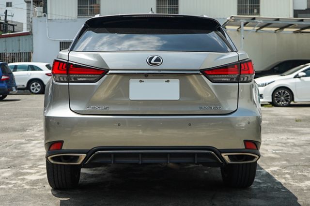 F Sport版、里程11萬多、環景、電動尾門、跟車、導航、抬顯、雙前通風座椅、後尾鈑、整備中  第4張相片
