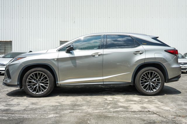 F Sport版、里程11萬多、環景、電動尾門、跟車、導航、抬顯、雙前通風座椅、後尾鈑、整備中  第5張相片