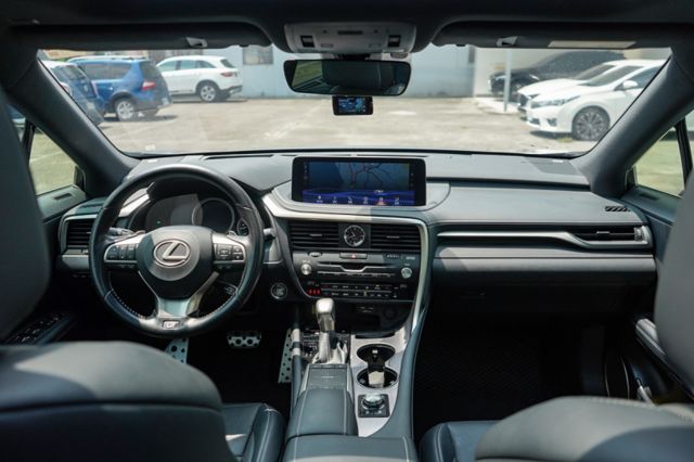 F Sport版、里程11萬多、環景、電動尾門、跟車、導航、抬顯、雙前通風座椅、後尾鈑、整備中  第7張相片