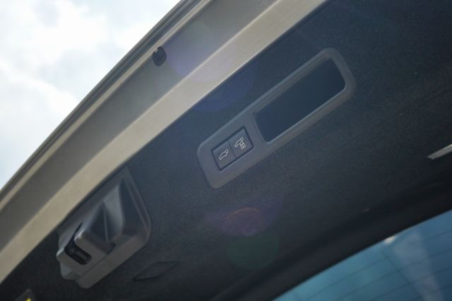 F Sport版、里程11萬多、環景、電動尾門、跟車、導航、抬顯、雙前通風座椅、後尾鈑、整備中  第9張相片