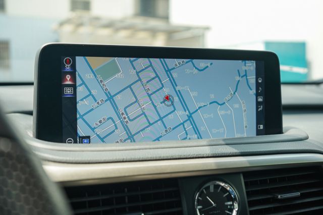 F Sport版、里程11萬多、環景、電動尾門、跟車、導航、抬顯、雙前通風座椅、後尾鈑、整備中  第10張相片