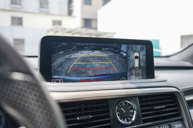 F Sport版、里程11萬多、環景、電動尾門、跟車、導航、抬顯、雙前通風座椅、後尾鈑、整備中  第11張相片