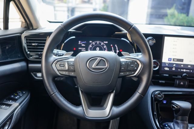 豪華版+、里程僅跑2萬多、電座、環景、免key、盲點、跟車、車偏警示、雙區恆溫、換檔撥片、電動尾門、雙前電熱椅、  第14張相片