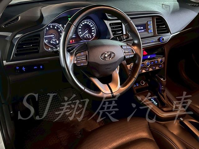 HYUNDAI現代 ELANTRA  第7張相片