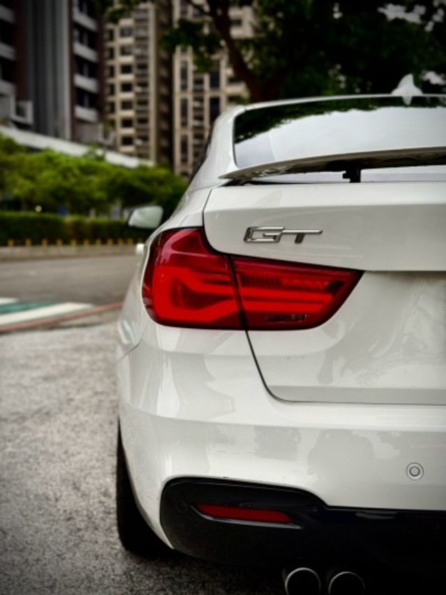 330 GT M版 全景天窗 5AS 大螢幕 衛星導航 電尾門  第4張相片
