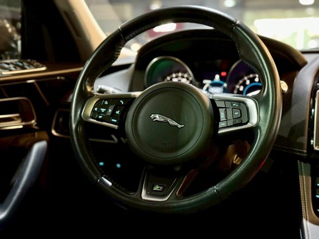 R-Sport 35T AWD 全景天窗 後座電動椅 Meridian音響  第9張相片