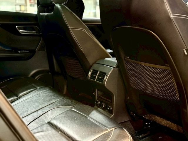 R-Sport 35T AWD 全景天窗 後座電動椅 Meridian音響  第12張相片