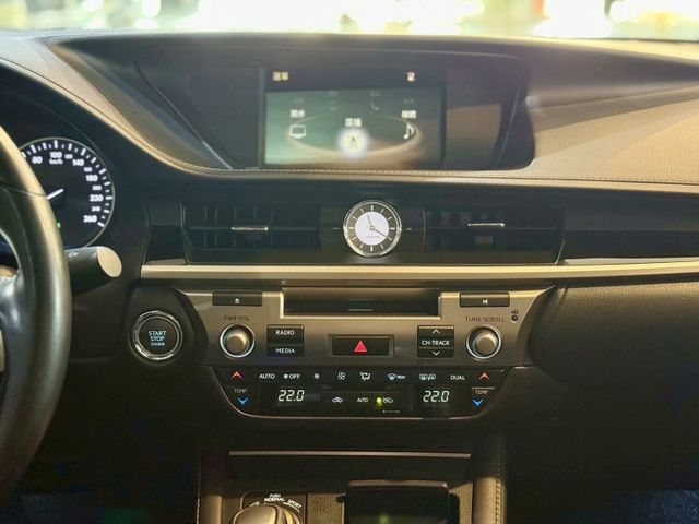 豪華版 ACC 車偏警示 雙前電動椅 遠光燈自動控制 天窗  第8張相片