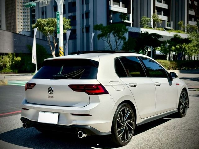 首發版 僅跑4萬 消光銀 冷熱通風椅 賽車椅 全景天窗  第2張相片