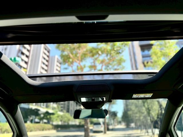 首發版 僅跑4萬 消光銀 冷熱通風椅 賽車椅 全景天窗  第7張相片