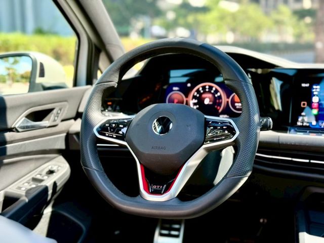 首發版 僅跑4萬 消光銀 冷熱通風椅 賽車椅 全景天窗  第9張相片