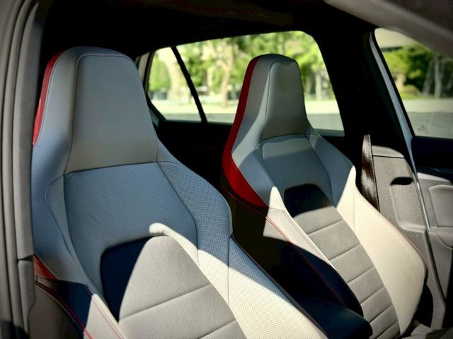 首發版 僅跑4萬 消光銀 冷熱通風椅 賽車椅 全景天窗  第12張相片