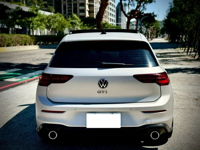 首發版 僅跑4萬 消光銀 冷熱通風椅 賽車椅 全景天窗  第13張相片