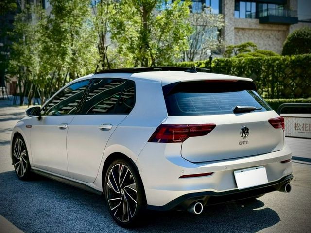 首發版 僅跑4萬 消光銀 冷熱通風椅 賽車椅 全景天窗  第14張相片