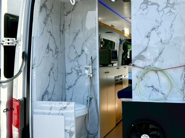 市場稀有 大T露營車 大金冷暖空調 馬桶 冰箱 盥洗設備 微波爐 洗手槽  第3張相片