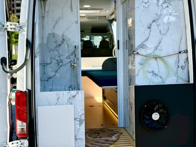 市場稀有 大T露營車 大金冷暖空調 馬桶 冰箱 盥洗設備 微波爐 洗手槽  第4張相片