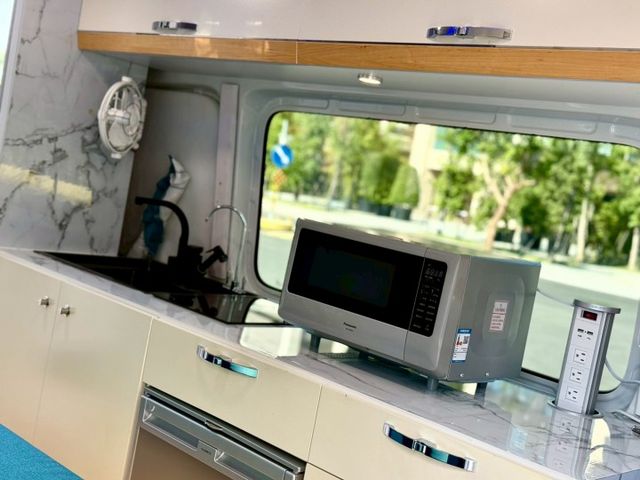 市場稀有 大T露營車 大金冷暖空調 馬桶 冰箱 盥洗設備 微波爐 洗手槽  第6張相片