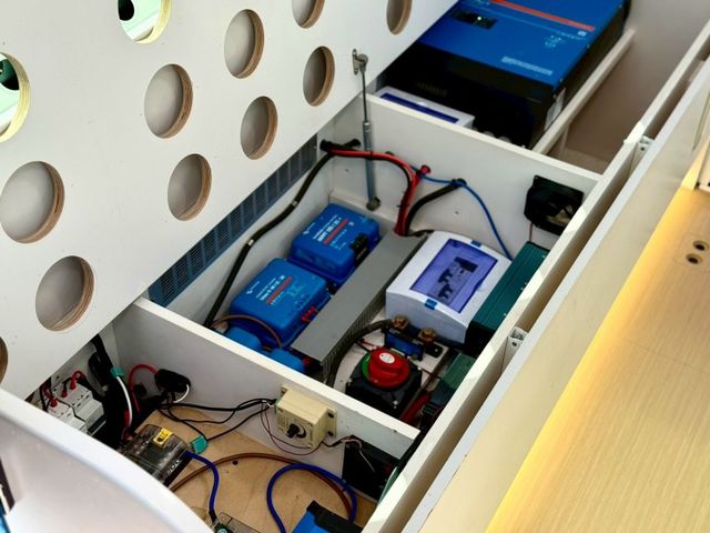 市場稀有 大T露營車 大金冷暖空調 馬桶 冰箱 盥洗設備 微波爐 洗手槽  第7張相片