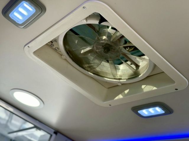 市場稀有 大T露營車 大金冷暖空調 馬桶 冰箱 盥洗設備 微波爐 洗手槽  第8張相片