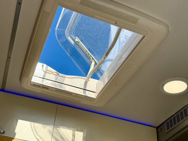 市場稀有 大T露營車 大金冷暖空調 馬桶 冰箱 盥洗設備 微波爐 洗手槽  第9張相片