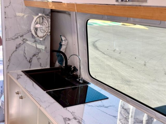 市場稀有 大T露營車 大金冷暖空調 馬桶 冰箱 盥洗設備 微波爐 洗手槽  第11張相片