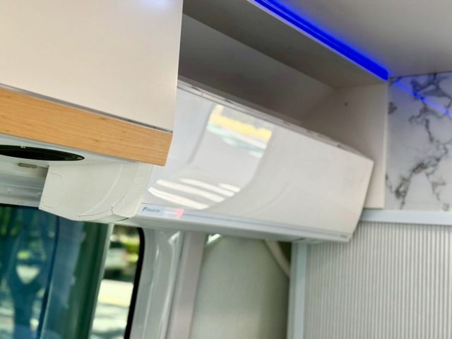 市場稀有 大T露營車 大金冷暖空調 馬桶 冰箱 盥洗設備 微波爐 洗手槽  第12張相片