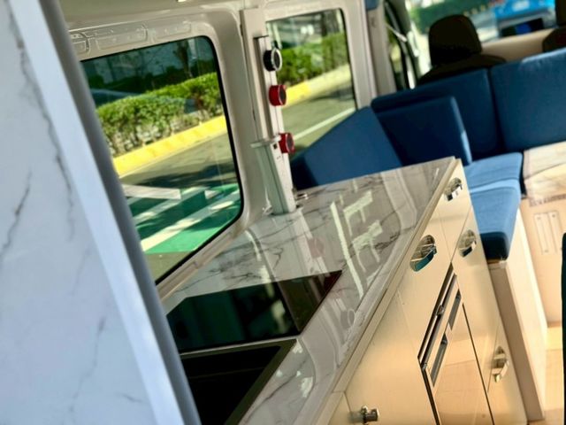 市場稀有 大T露營車 大金冷暖空調 馬桶 冰箱 盥洗設備 微波爐 洗手槽  第13張相片