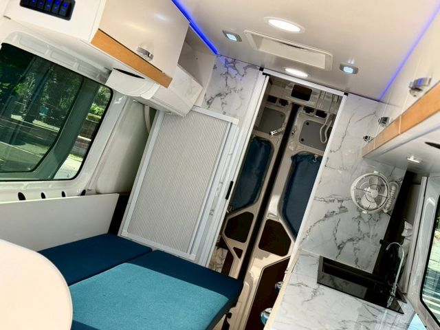 市場稀有 大T露營車 大金冷暖空調 馬桶 冰箱 盥洗設備 微波爐 洗手槽  第16張相片