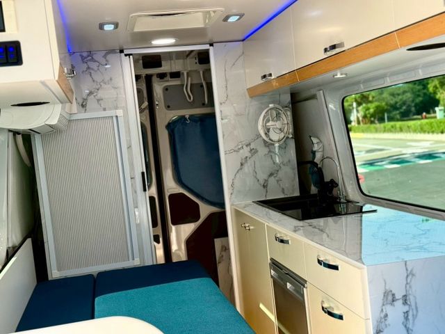 市場稀有 大T露營車 大金冷暖空調 馬桶 冰箱 盥洗設備 微波爐 洗手槽  第17張相片