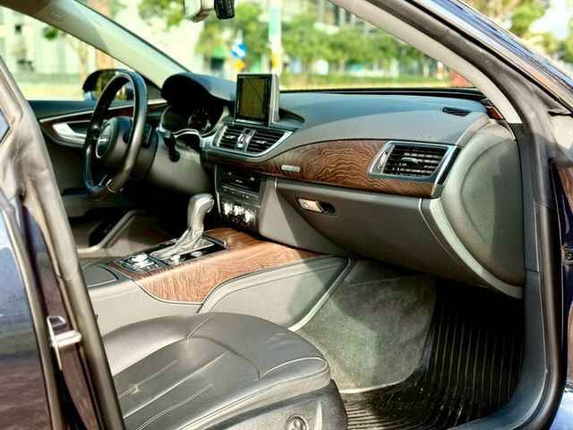 市場稀有 絕美轎跑 QUATTRO RS7前後包 排氣閥門  第13張相片