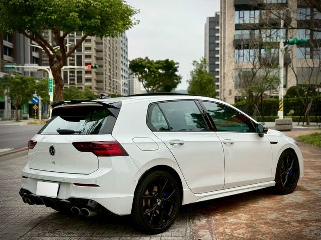 24年式 抬顯 H/K音響 選配Oettinger尾翼 黑化套件  第4張相片