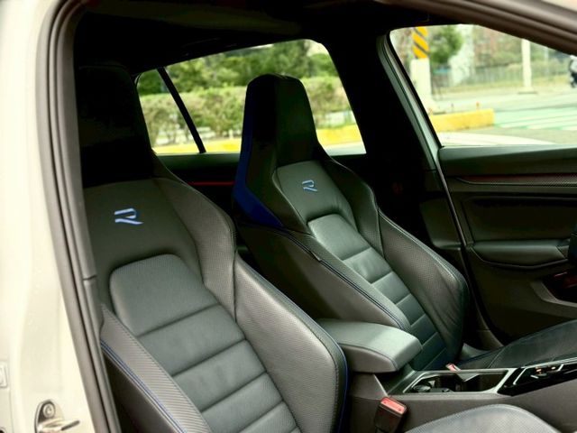 24年式 抬顯 H/K音響 選配Oettinger尾翼 黑化套件  第6張相片