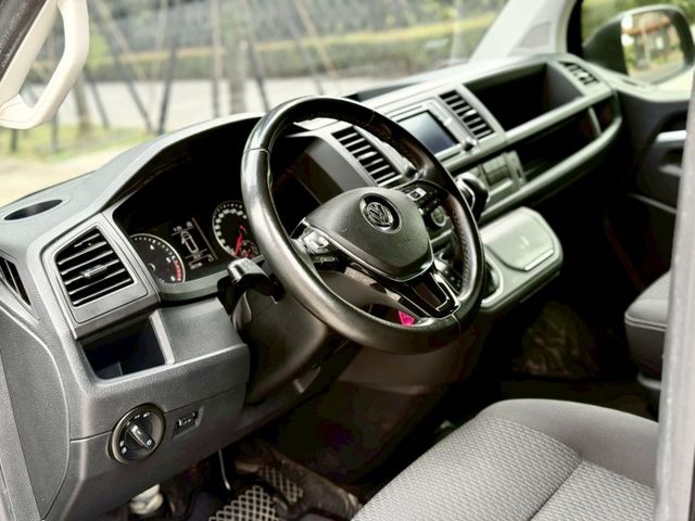 短軸 Multivan 旋轉椅 後座餐桌  第7張相片