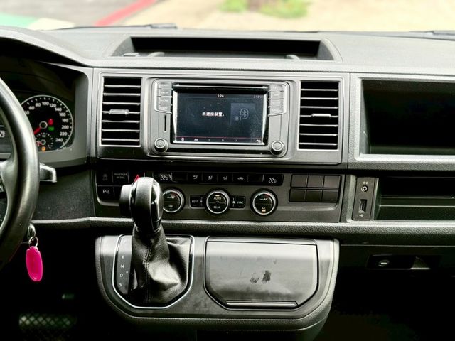 短軸 Multivan 旋轉椅 後座餐桌  第9張相片