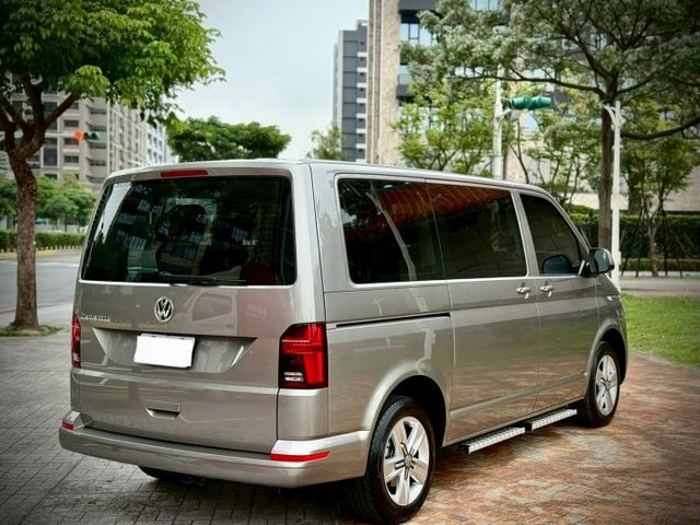 21年式 市場稀有 僅跑4千 短軸 雙開 204匹 加裝電動側踏板  第4張相片