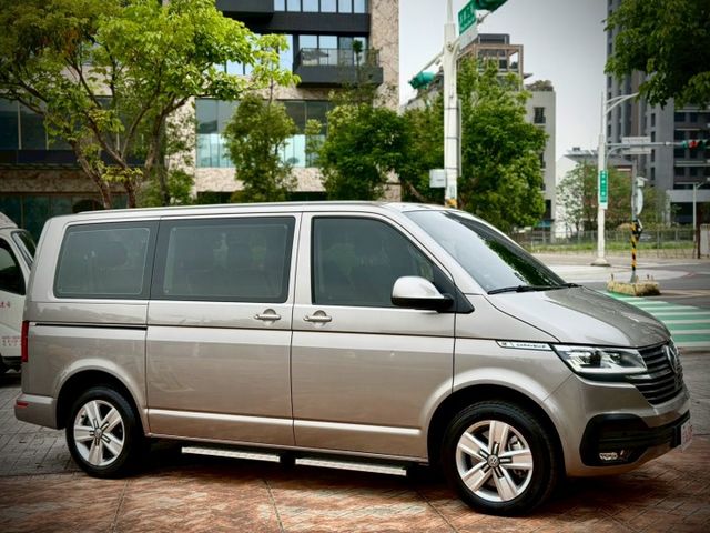 21年式 市場稀有 僅跑4千 短軸 雙開 204匹 加裝電動側踏板  第5張相片