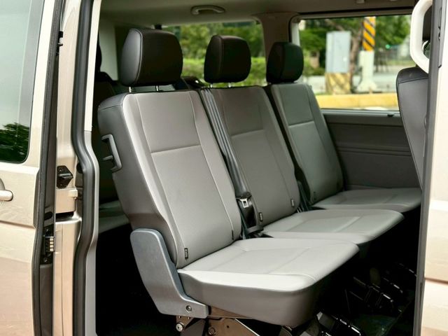 21年式 市場稀有 僅跑4千 短軸 雙開 204匹 加裝電動側踏板  第7張相片