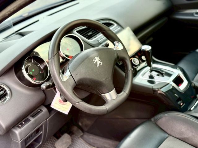 市場稀有 Premium Pack版本 全景天窗 7人座  第9張相片