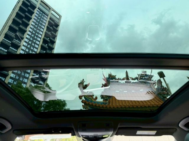 原廠保固中 R LINE 全景 電動椅 加熱椅 自動停車  第13張相片