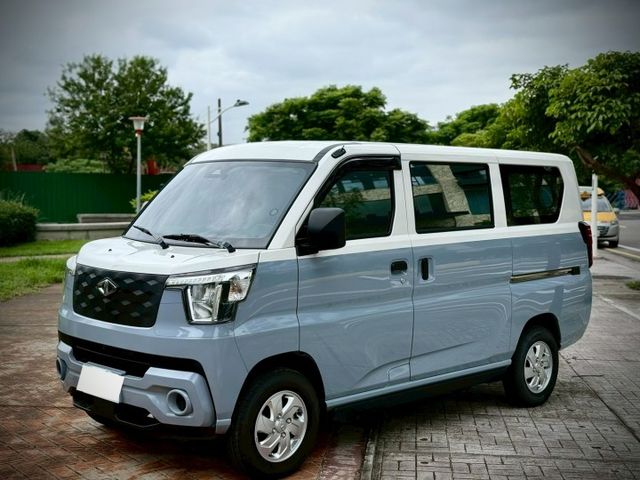 雙色特仕版 ACC 新車含選73萬 電動側踏板 安卓機 360環景  第1張相片
