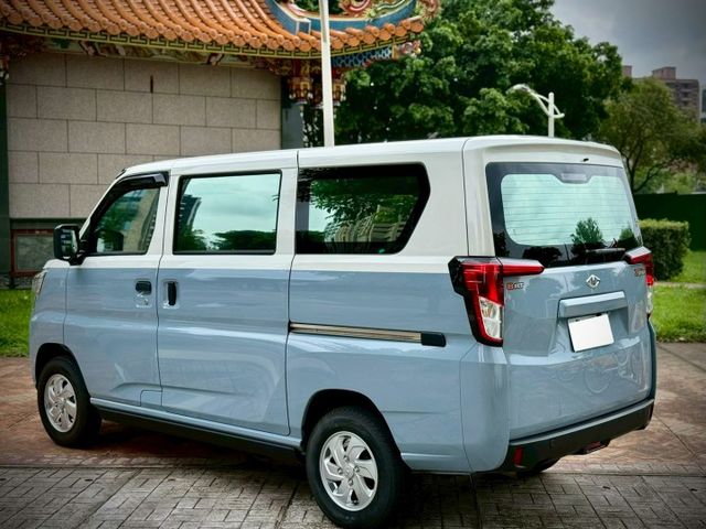 雙色特仕版 ACC 新車含選73萬 電動側踏板 安卓機 360環景  第2張相片