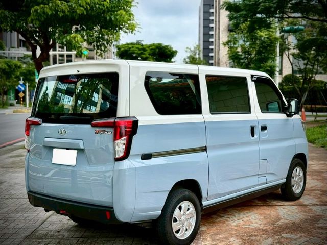 雙色特仕版 ACC 新車含選73萬 電動側踏板 安卓機 360環景  第3張相片