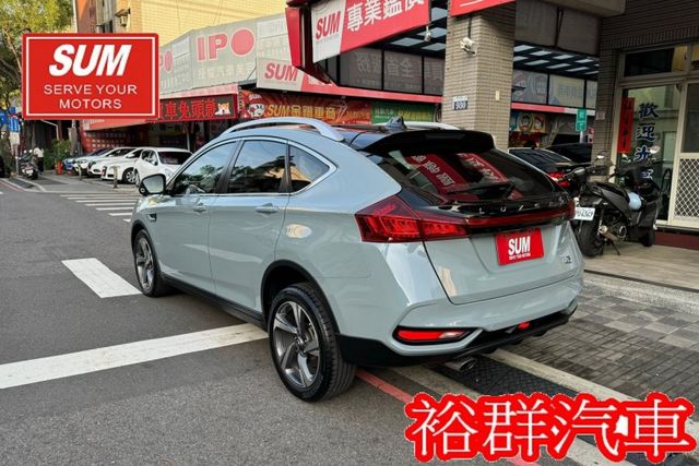 一年車，跟新車沒兩樣，配備超級多，環景，電尾門，定速，摸門，I-KEY  第4張相片