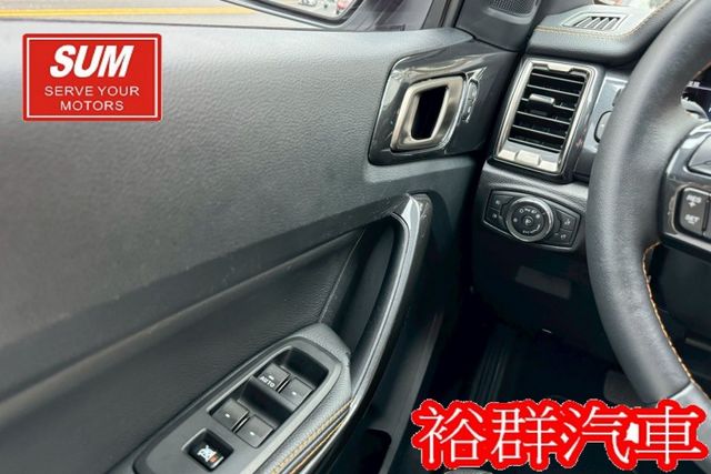 4WD皮卡，ACC，里程跑三萬多，配備齊全，倒車顯影，空間好運用  第14張相片