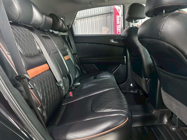 天窗／抬頭顯示／環景／雙色內裝／定速／快撥／導航／藍牙／免鑰匙系統／恆溫空調  第4張相片