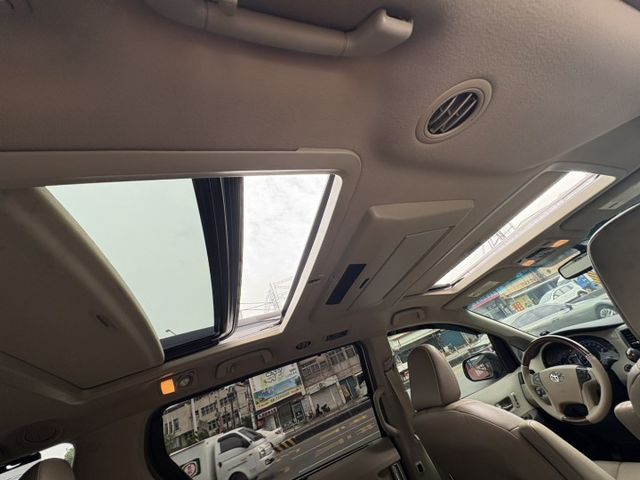 ☑旗艦款☑僅跑7萬英里☑原版 ☑I-KEY☑定速巡航☑雙電動滑門☑多功能數位影音☑倒車影像☑天窗  第15張相片